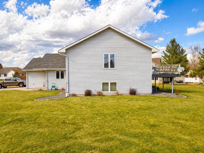 13 Riverside Rd, Morris, MN 56267