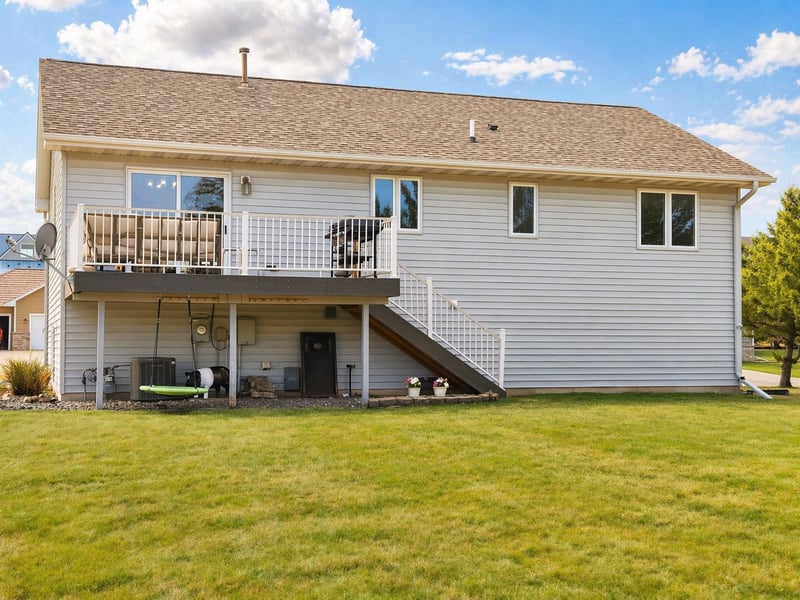 13 Riverside Rd, Morris, MN 56267