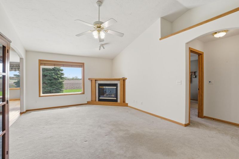 911 Prairie Oak Dr, Belle Plaine, MN 56011