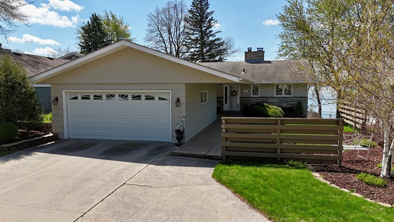 809 W Lake Ave, Worthington, MN 56187