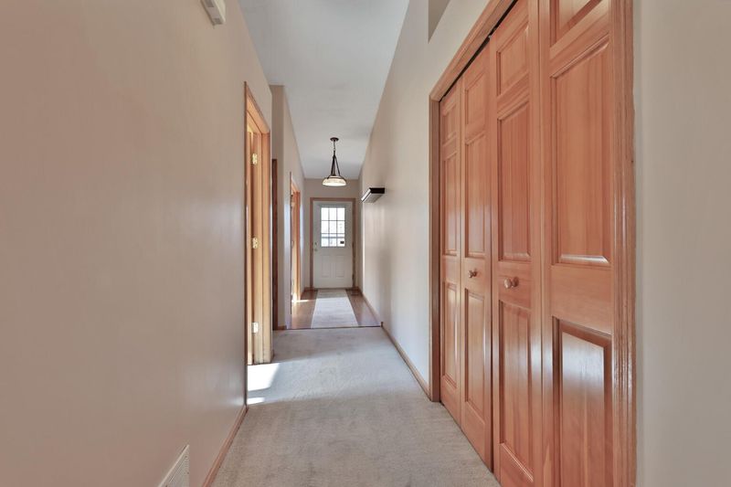 897 Evergreen Ct, Vadnais Heights, MN 55127