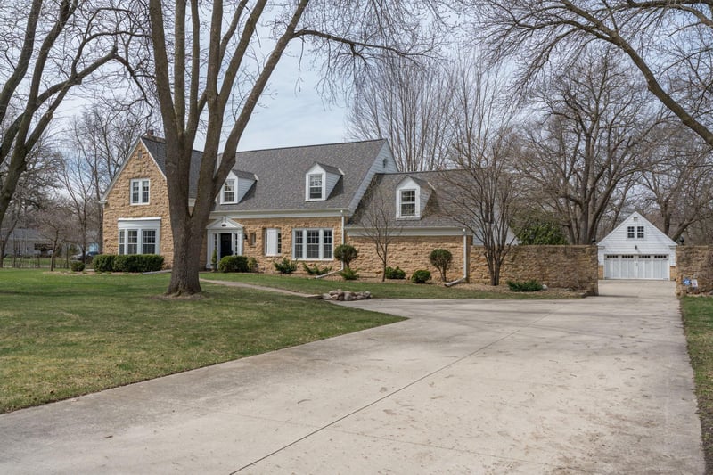 1128 Carney Ave, Mankato, MN 56001
