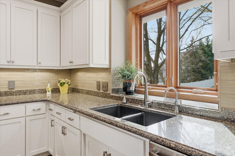 17811 Hollybrook Trl, Lakeville, MN 55044
