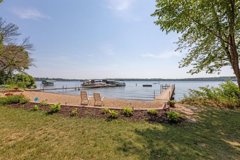 3930 Glendale Dr, Chanhassen, MN 55331