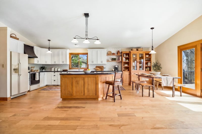 3930 Glendale Dr, Chanhassen, MN 55331