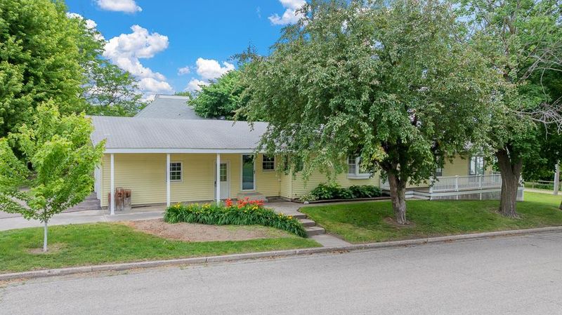 121 W Rowena St, Ivanhoe, MN 56142