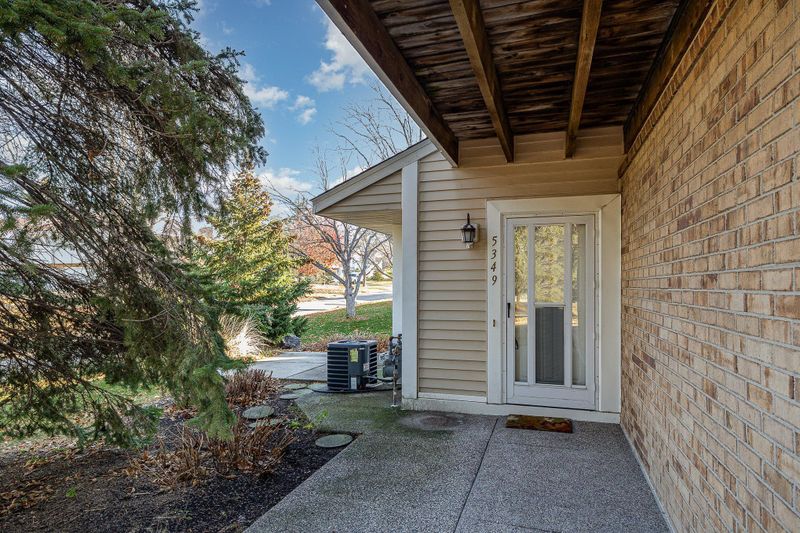 5349 Highpointe Dr, Bloomington, MN 55437