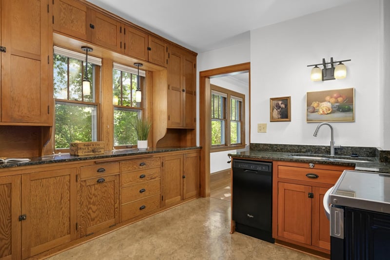 699 Wheelock Pw W, Saint Paul, MN 55117
