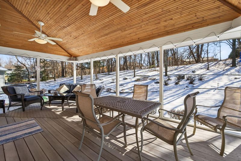 2536 Bridle Creek Trl, Chanhassen, MN 55317