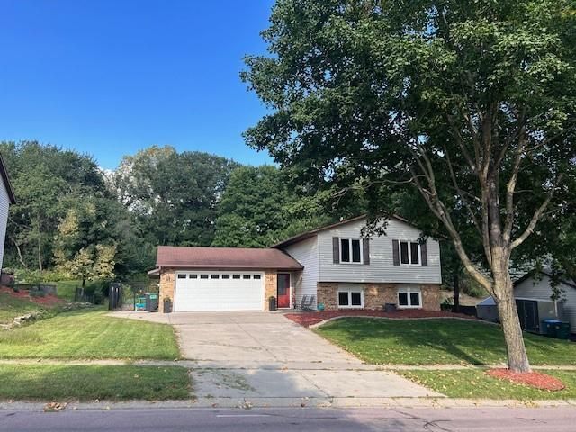 8175 137th St W, Apple Valley, MN 55124