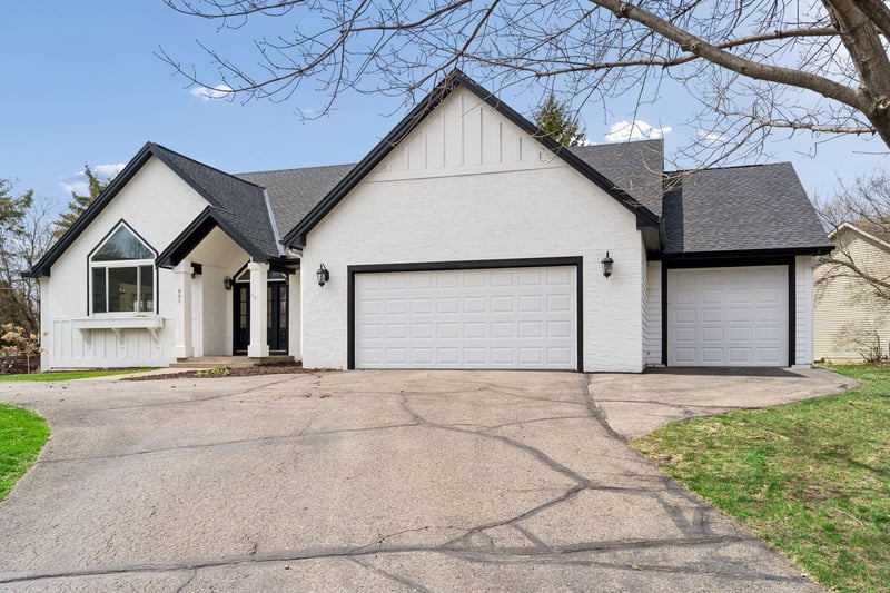 901 Mendakota Ct, Mendota Heights, MN 55120
