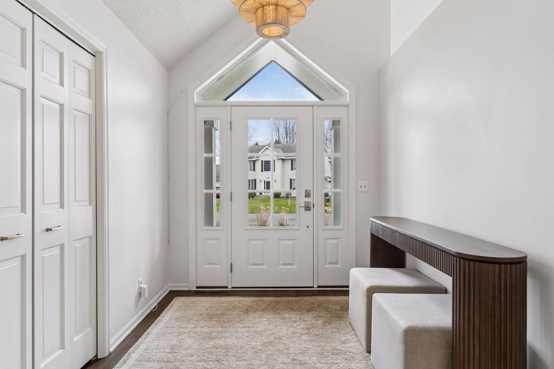901 Mendakota Ct, Mendota Heights, MN 55120