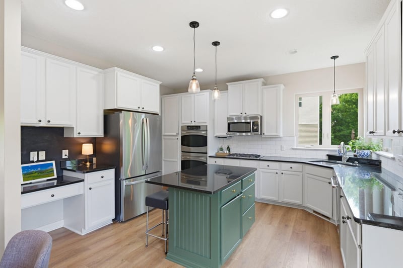 2580 Acorn Rn, Victoria, MN 55386