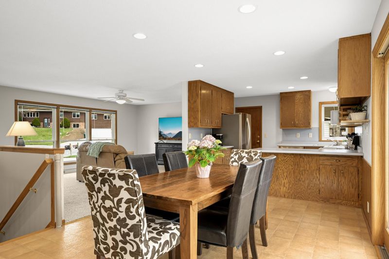 110 Mayo Dr, Burnsville, MN 55337