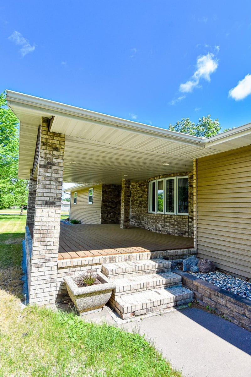 102 Colony Dr S, Karlstad, MN 56732