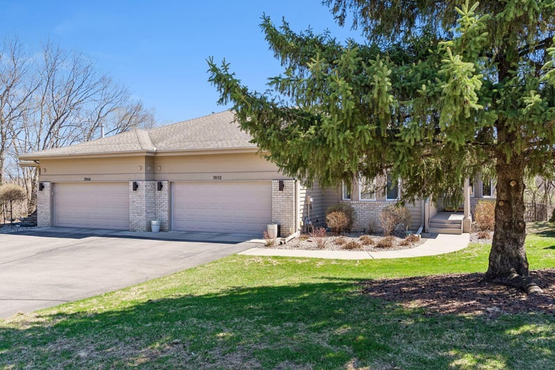 7052 Crowne Oak Rd, Eden Prairie, MN 55344