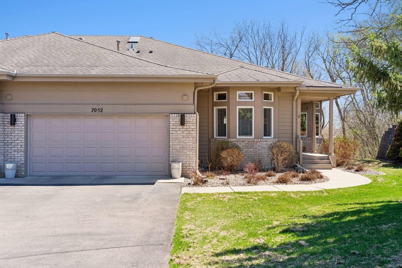 7052 Crowne Oak Rd, Eden Prairie, MN 55344