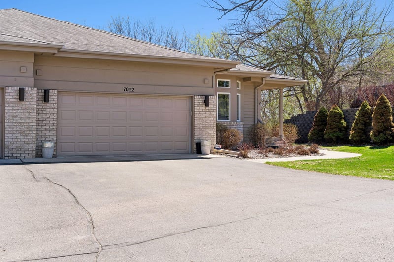 7052 Crowne Oak Rd, Eden Prairie, MN 55344