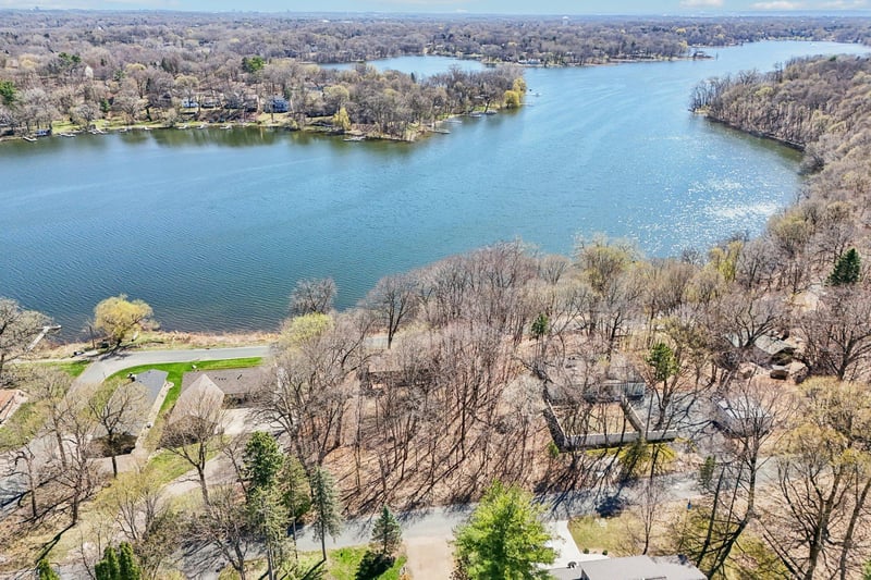 6679 Mohawk Dr, Chanhassen, MN 55317