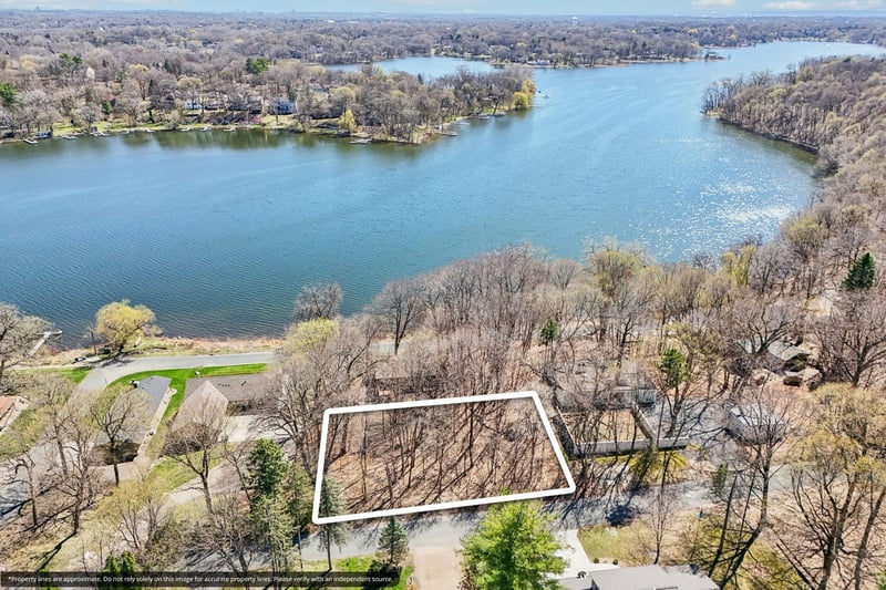 6679 Mohawk Dr, Chanhassen, MN 55317