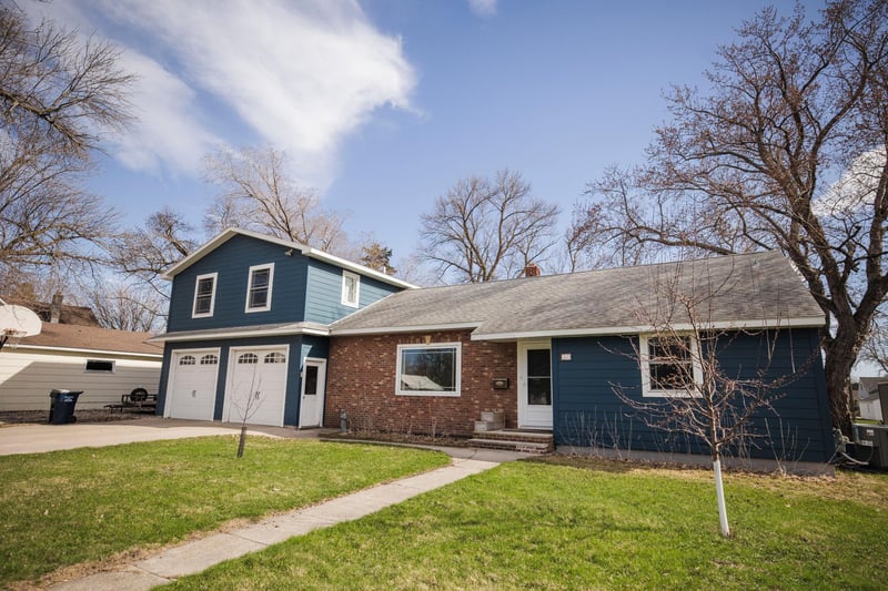 507 W 11th St, Morris, MN 56267