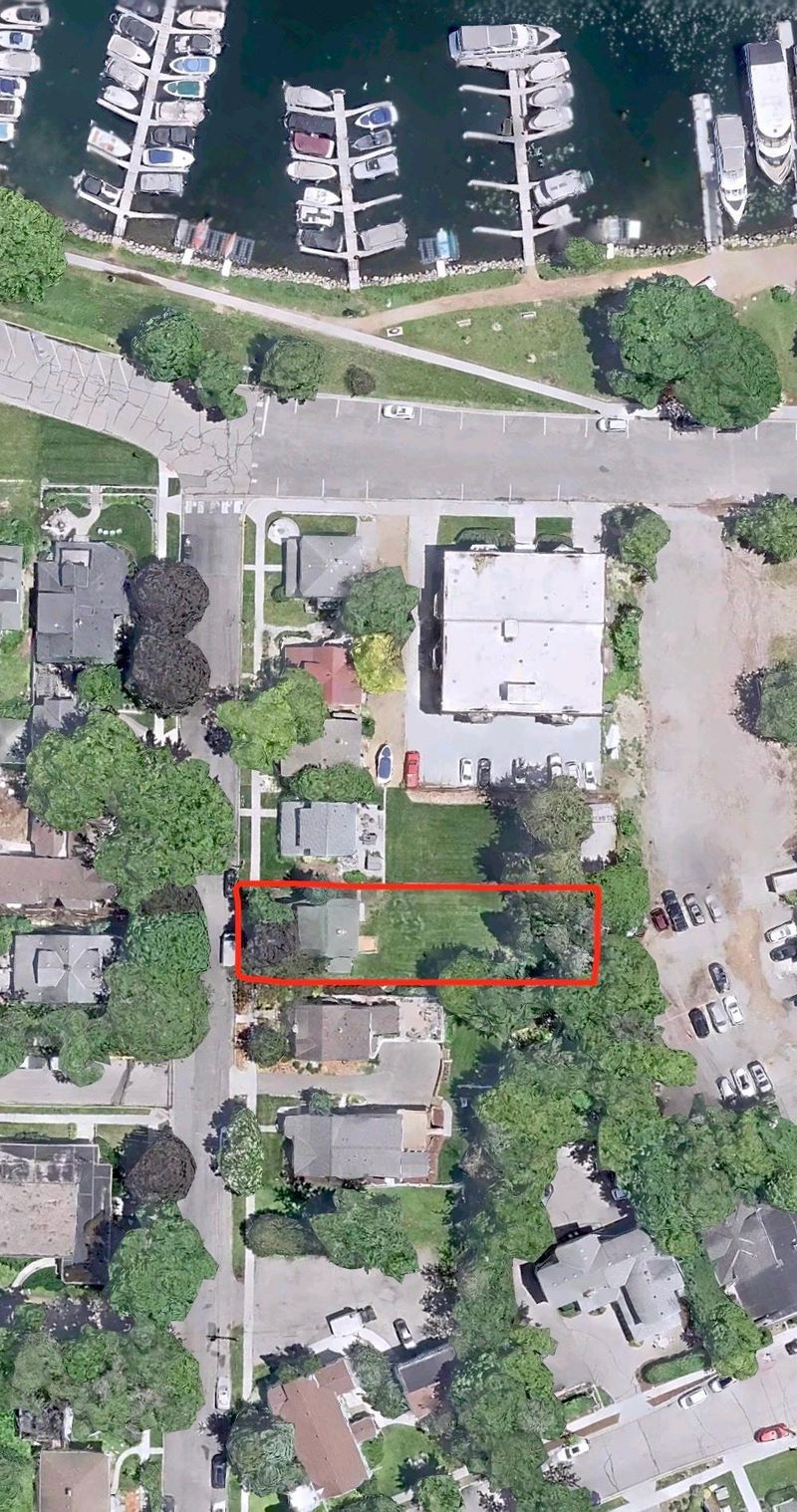 35 Center St, Excelsior, MN 55331