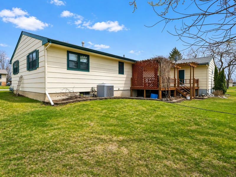 1318 W Chestnut Ave, Olivia, MN 56277