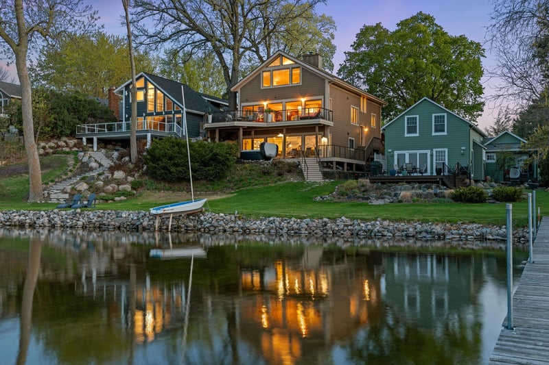 178 Peninsula Rd, Medicine Lake, MN 55441