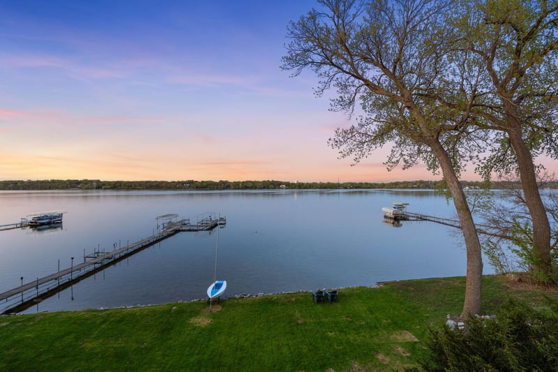 178 Peninsula Rd, Medicine Lake, MN 55441