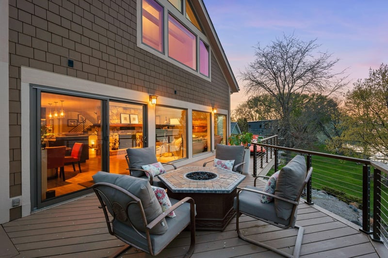 178 Peninsula Rd, Medicine Lake, MN 55441