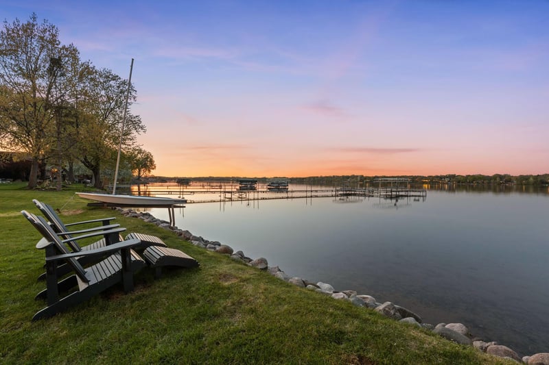 178 Peninsula Rd, Medicine Lake, MN 55441