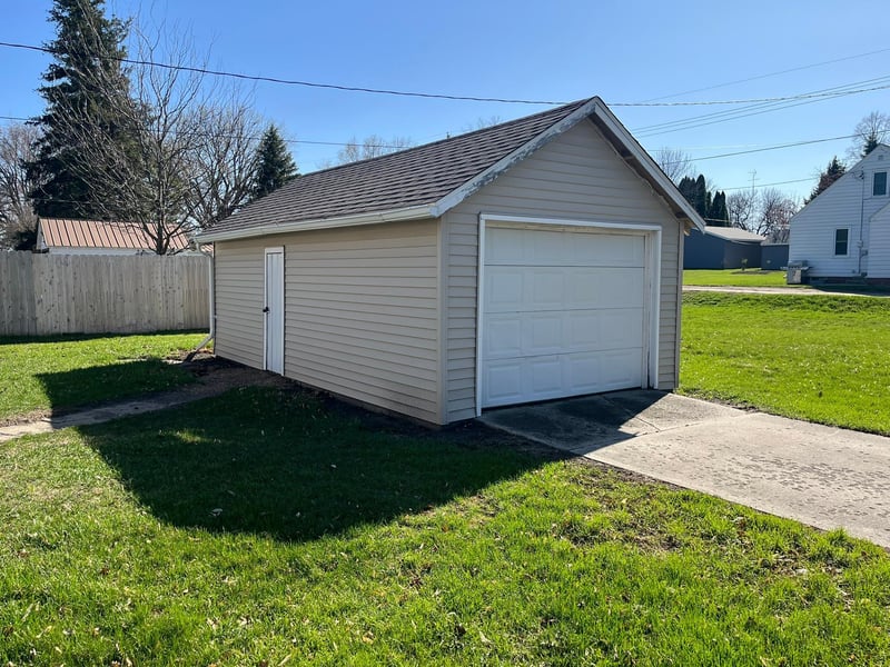402 2nd St SW, Renville, MN 56284