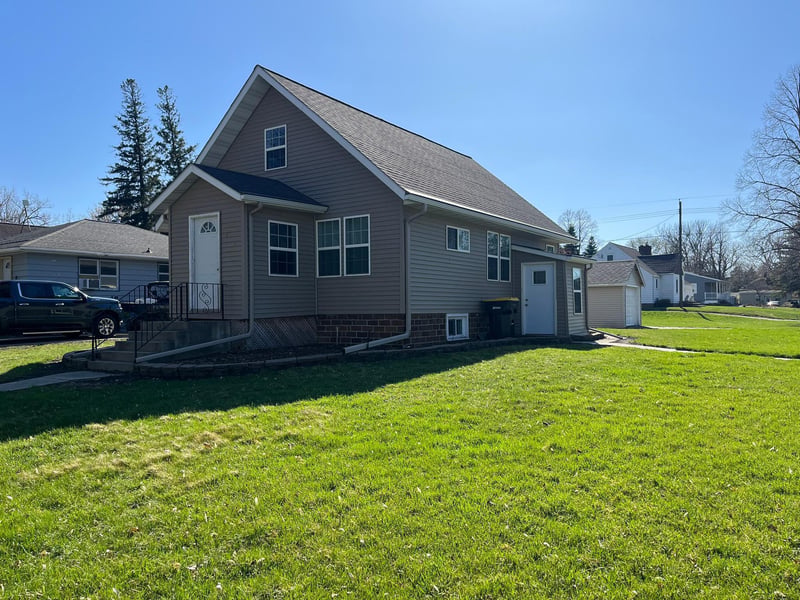 402 2nd St SW, Renville, MN 56284
