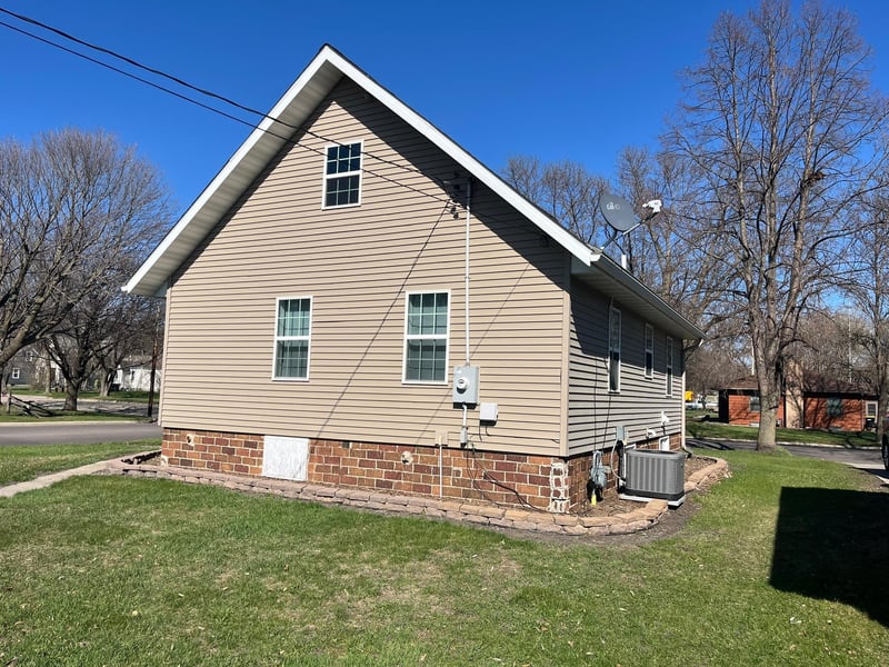 402 2nd St SW, Renville, MN 56284