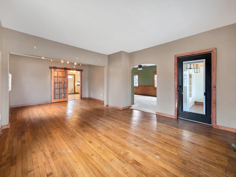 221 W Park Ave, Warren, MN 56762