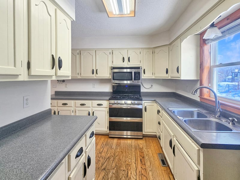221 W Park Ave, Warren, MN 56762