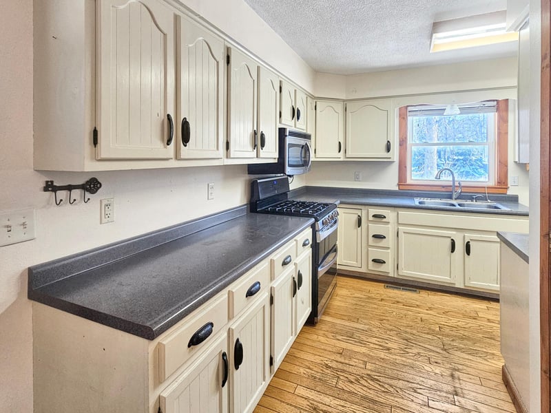 221 W Park Ave, Warren, MN 56762