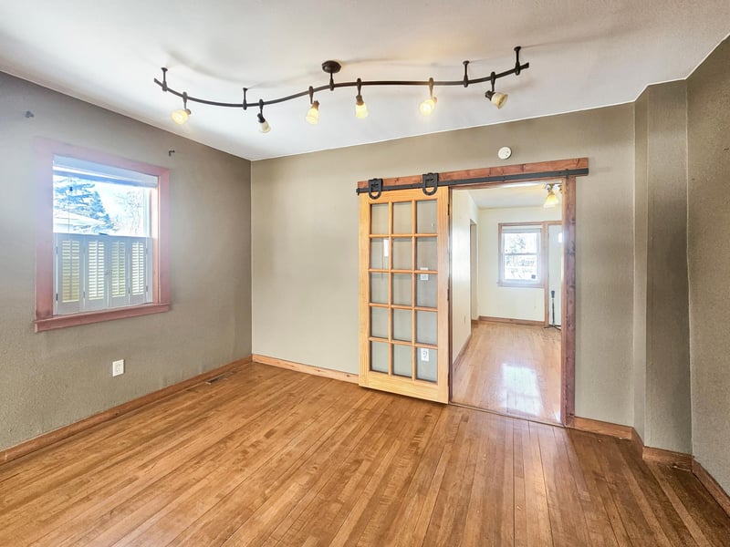 221 W Park Ave, Warren, MN 56762