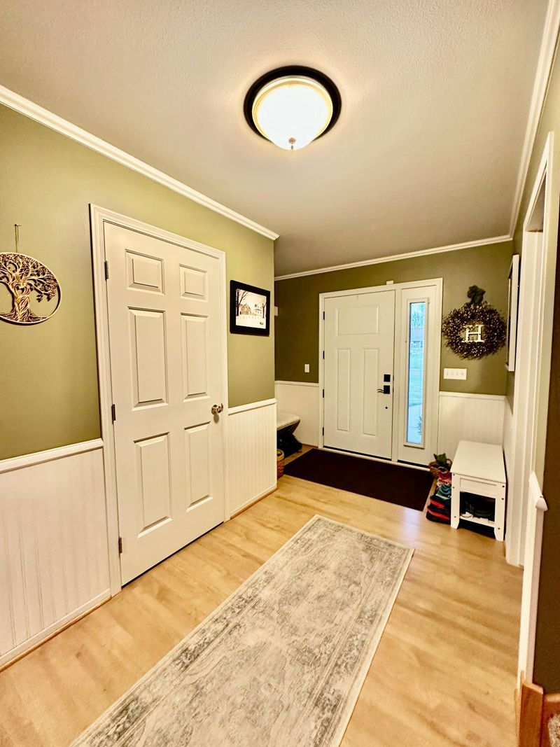 1932 Mark Ln, Eau Claire, WI 54703