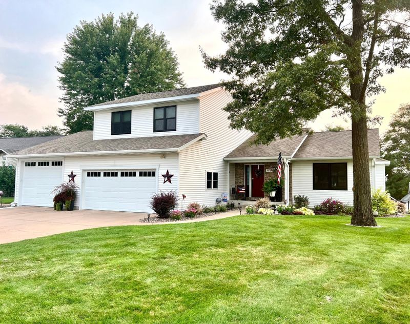 1932 Mark Ln, Eau Claire, WI 54703
