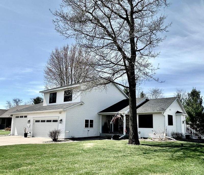 1932 Mark Ln, Eau Claire, WI 54703