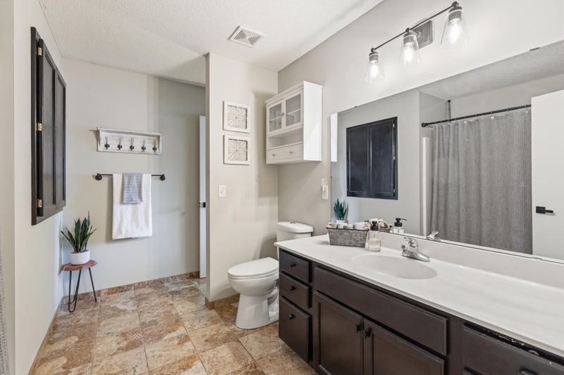 654 Timothy Ct, Shakopee, MN 55379
