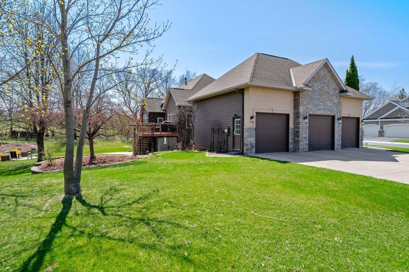 8916 Whispering Oaks Trl, Shakopee, MN 55379