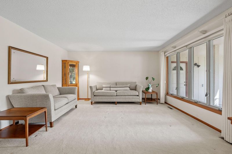 6708 W 82nd St, Bloomington, MN 55438