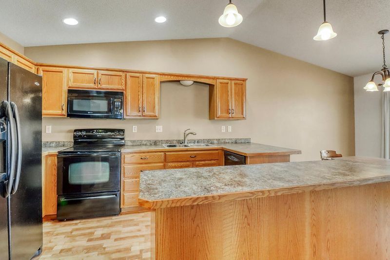 910 35th Ave S, Moorhead, MN 56560