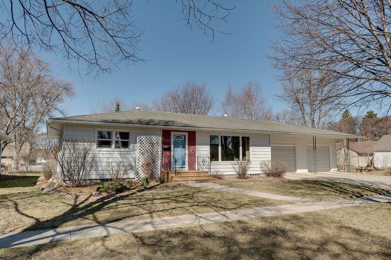 509 13th St N, Moorhead, MN 56560