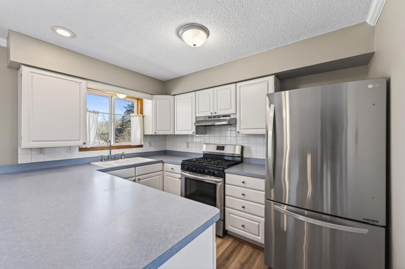 6120 Valley Creek Rd, Woodbury, MN 55125