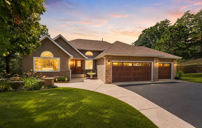 2330 Overlook Cir E, Maplewood, MN 55119