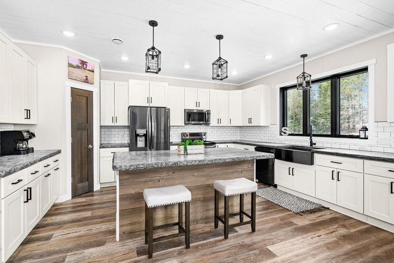 5174 Upper Peterson Rd, Duluth, MN 55804