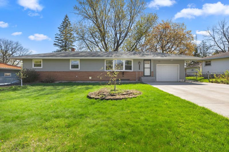 2780 Marion St, Roseville, MN 55113